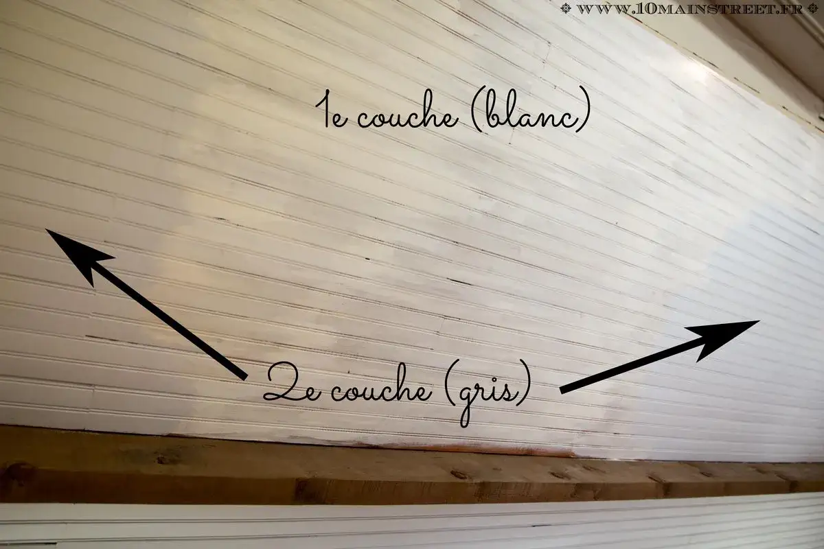 Le lambris est en cours de peinture. La premi&egrave;re couche est blanche, la seconde sera grise.