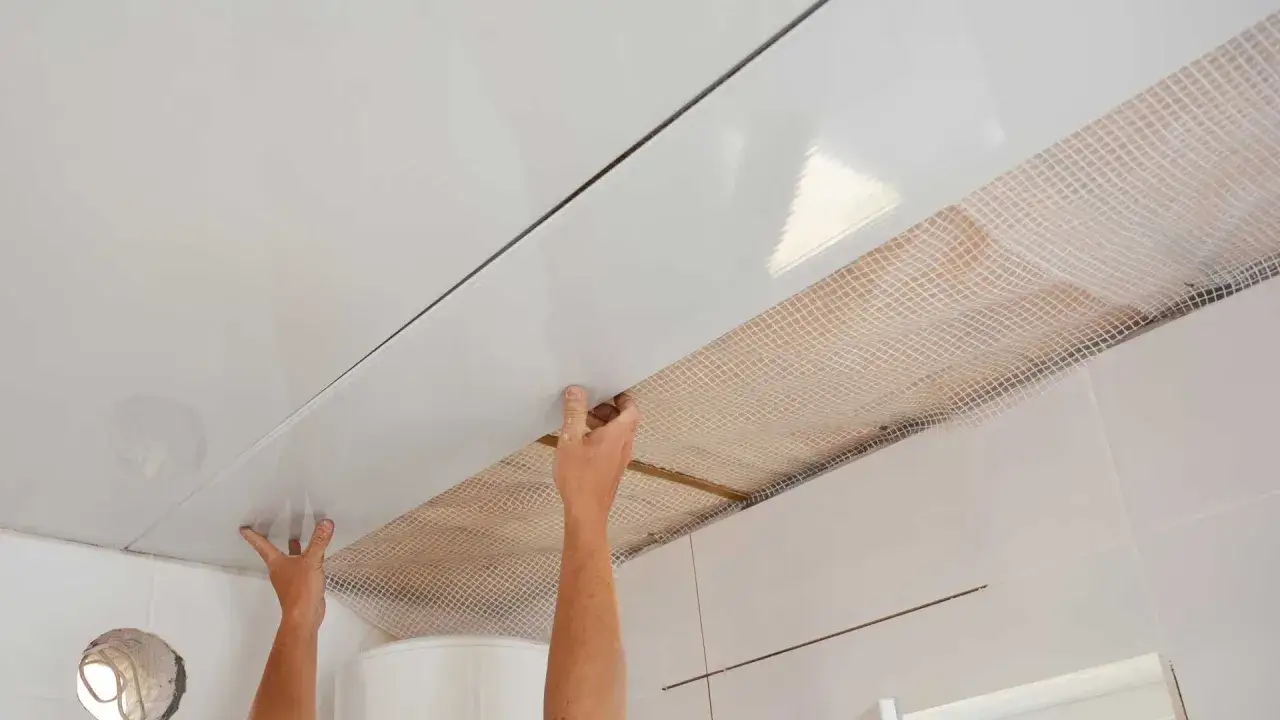 Pose de lambris PVC au plafond, une installation moderne et facile pour une finition impeccable.