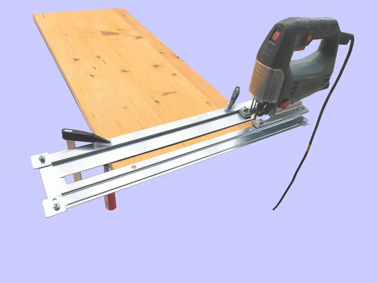 Une scie sauteuse est positionnée sur un guide pour une coupe de travers précise sur une planche de bois.
