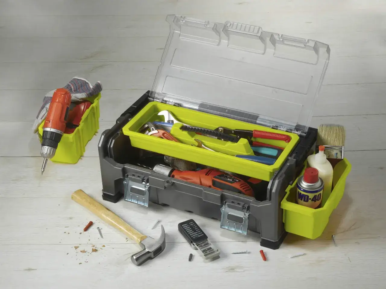 Boîte à outils ouverte avec tournevis, marteau, clés, perceuse et autres outils de base.